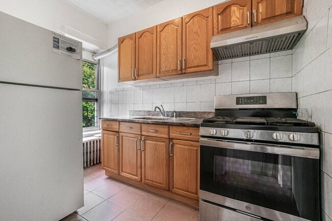 Building Photo - 421 58th St