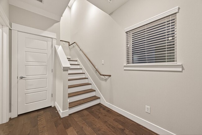 Building Photo - 2010 St Charles St