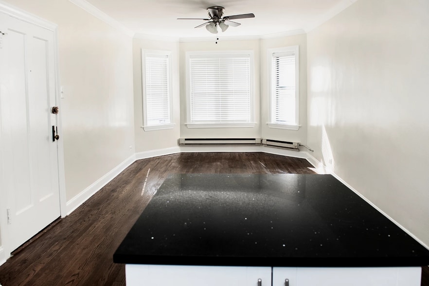 Building Photo - 3842 N Greenview Ave