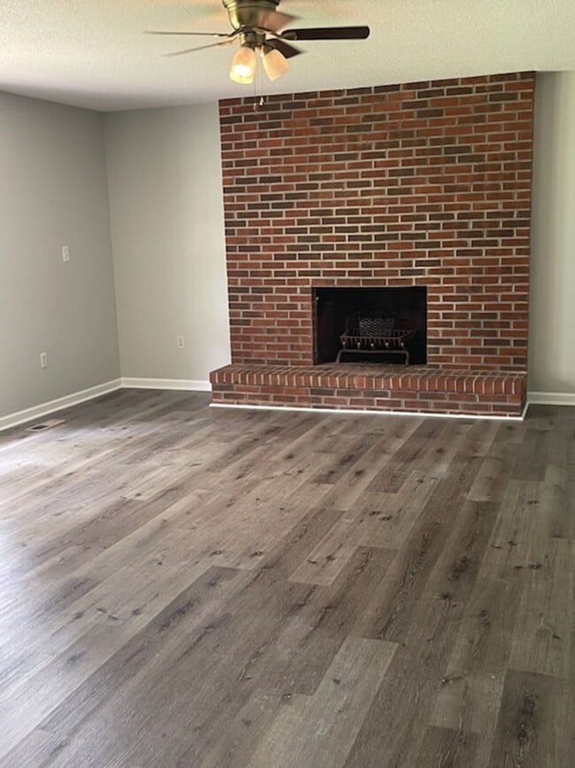 Building Photo - Move In Ready!!