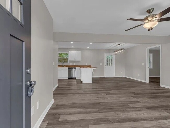 Building Photo - Newly Renovated 3 Bedroom in Woodbine