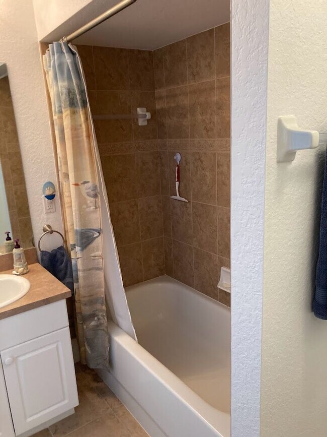 Building Photo - Short term FURNISHED vacation rental , 3x2...