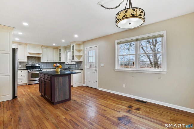 Building Photo - 1180 Main St