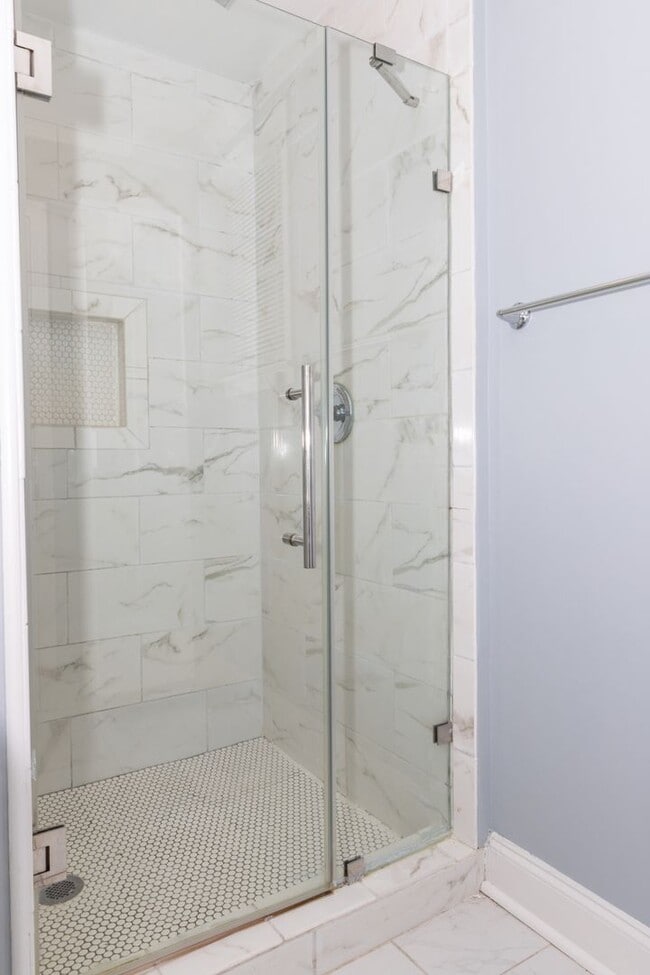 Building Photo - Spacious 4/3.5 w/ Master on Main and Fully...