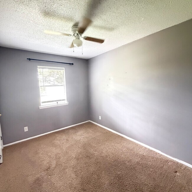 Building Photo - 728 Amity Ln