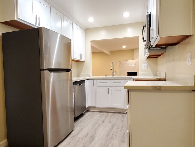 Building Photo - Spacious Home in The Pines, Remodeled Inside, New Heat/A.C, New Kitchen/Bathrooms, Fresh Paint!