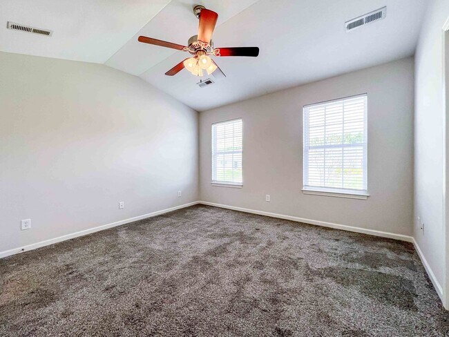 Building Photo - 3 Bed / 2.5 Bath Home with Fenced Backyard, Garage & Extra Storage