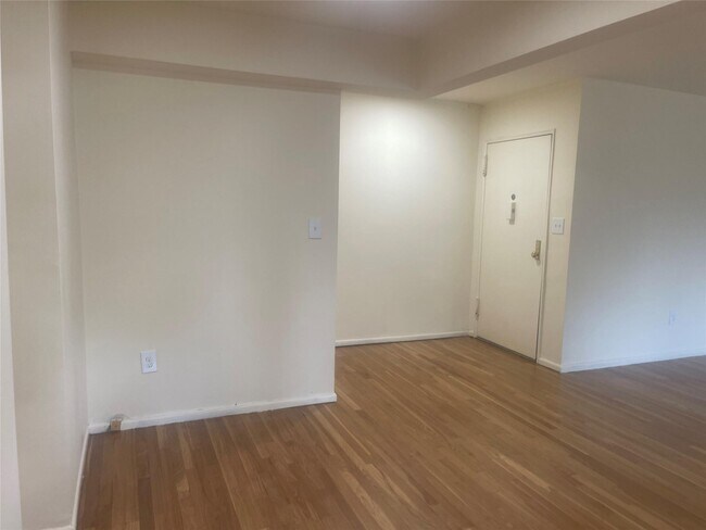 Building Photo - 130 S Park Ave
