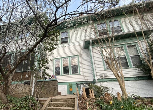 Building Photo - 841 Vedado Way NE