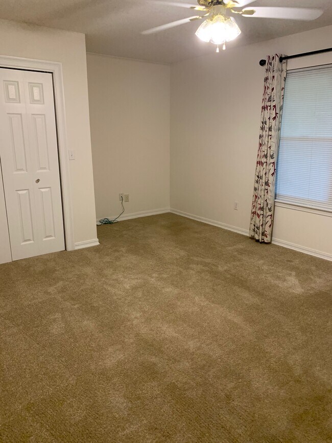 Building Photo - 9595 Villas Dr