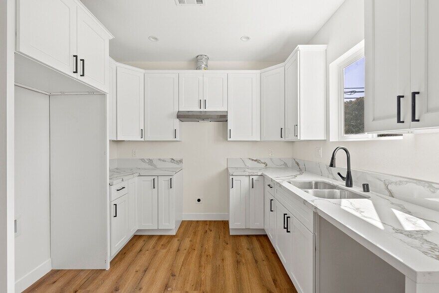 Building Photo - 3043 S Bronson Ave