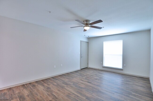 Building Photo - Newly Remodeled South Abilene Apartments!