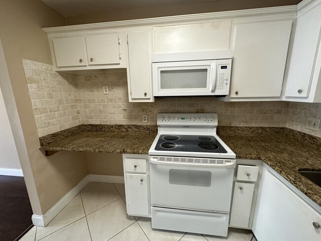 Building Photo - 5961 N Falls Cir Dr