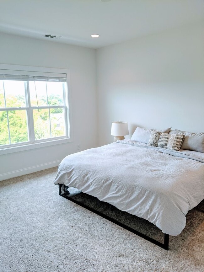Building Photo - Beautiful 3 Bedroom Townhome w/2 car garage!