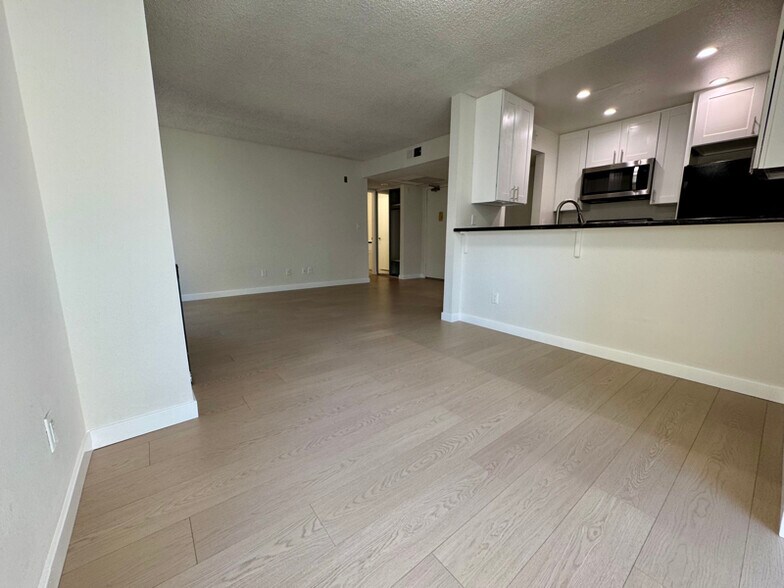 Building Photo - 10911 Rochester Ave