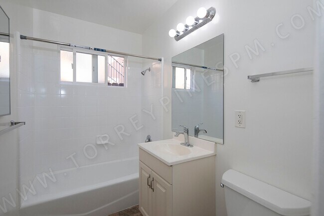 Building Photo - Charming 1 Br Near Sunset Cliffs with Parking