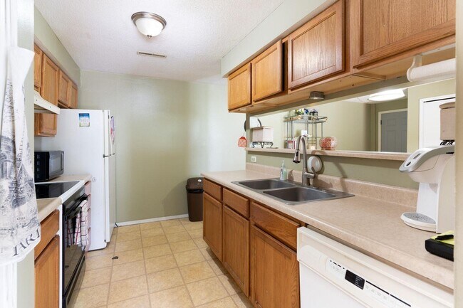Building Photo - 2501 Grandview Cir