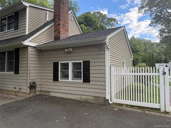 Primary Photo - 10 Oakwood Ave