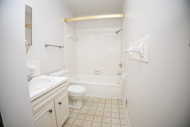 Building Photo - 493-495 Perrey Dr
