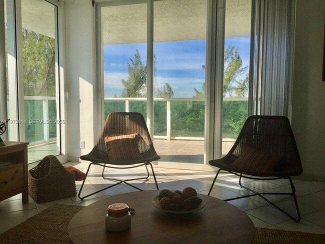 Building Photo - 100 Bayview Dr