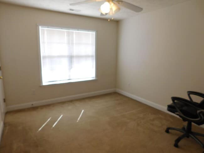 Building Photo - 119 Pella Ln