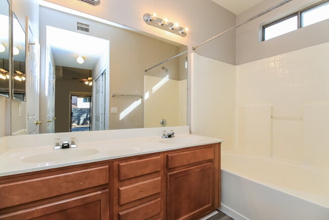 Building Photo - 8723 E Fox St