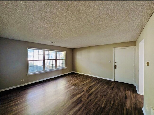 Building Photo - 3 Bedroom 1.5 Bathroom Townhome