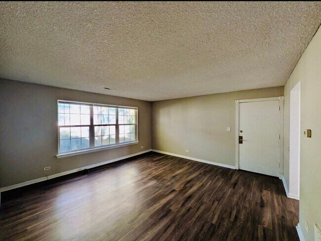 Building Photo - 3 Bedroom 1.5 Bathroom Townhome W/ ONE MONTH FREE