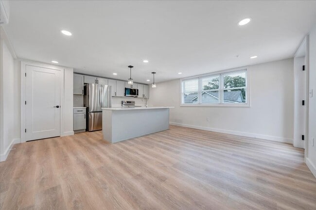 Building Photo - Newly Renovated 2BR Apartment in Vinton - Premium Finishes!