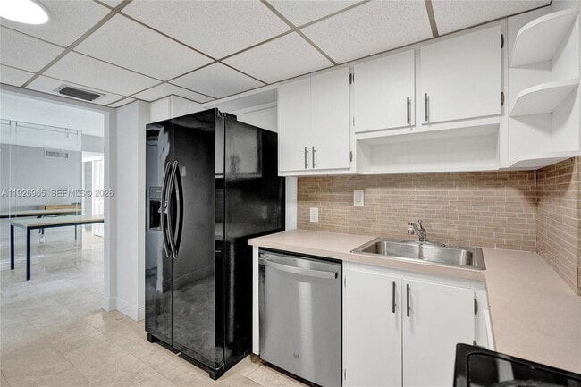 Building Photo - 100 Bayview Dr