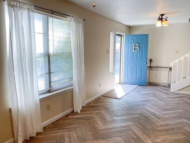 Building Photo - 2 Bed Townhouse with Garage! Convenient Lo...