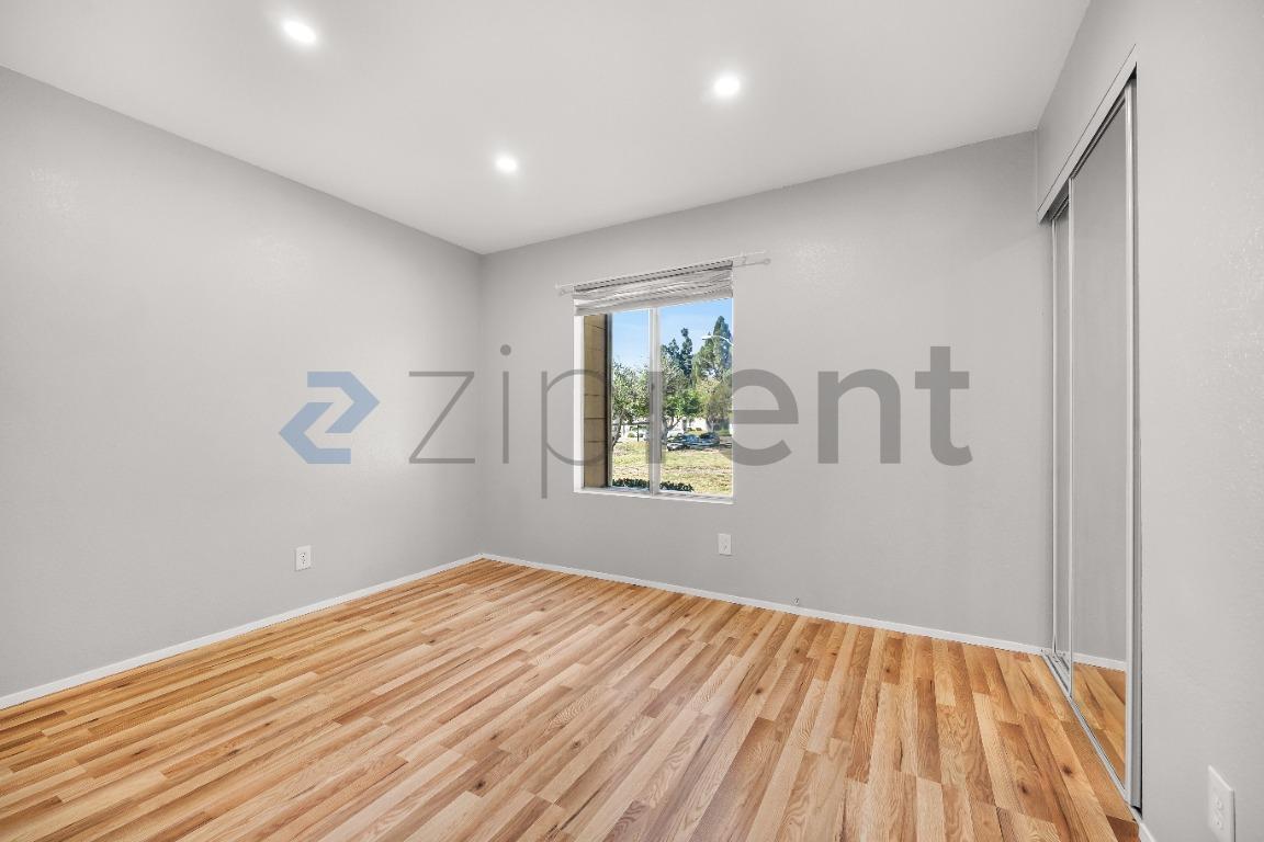 Building Photo - Unit A