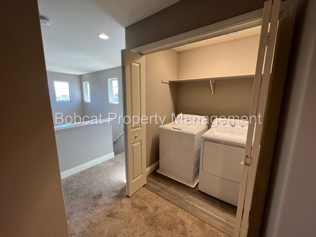 Building Photo - 3 Bedroom 2.5 Bathroom Townhouse in Carson...