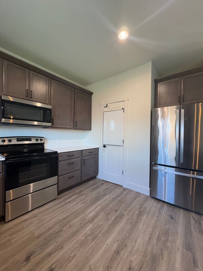 Building Photo - Peaceful Living Just Minutes from Town