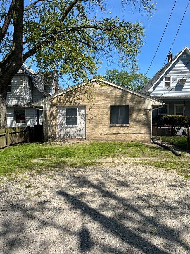 Building Photo - Nicholas538