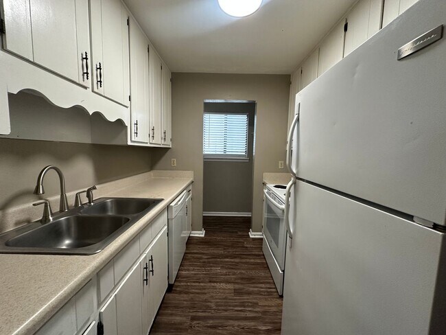 Building Photo - Upstairs unit on the golf course available NOW!!!