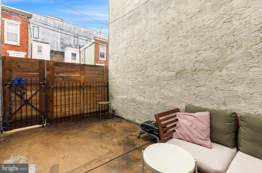 Building Photo - 408 E Flora St