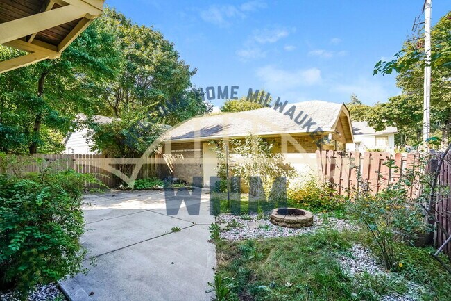 Building Photo - 2577 N 52nd St