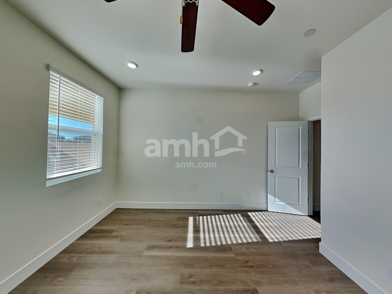Building Photo - 850 English Primrose St