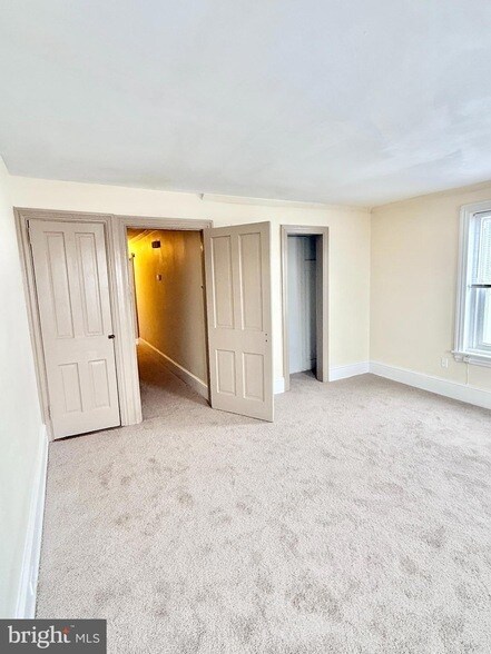 Building Photo - 327 Main St