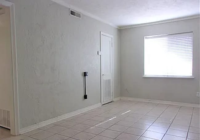 Building Photo - Updated 1-Bedroom in the Heart of the Plaz...