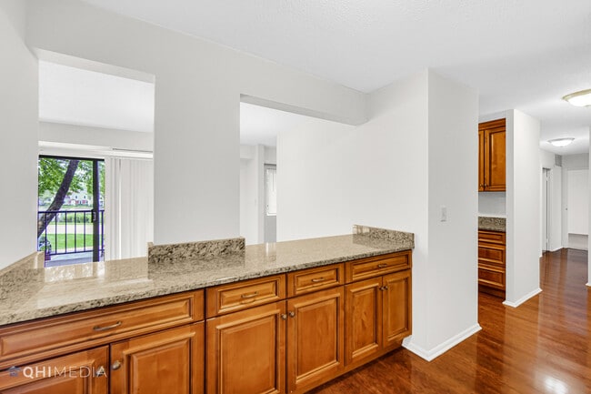 Building Photo - 111 S Baybrook Dr