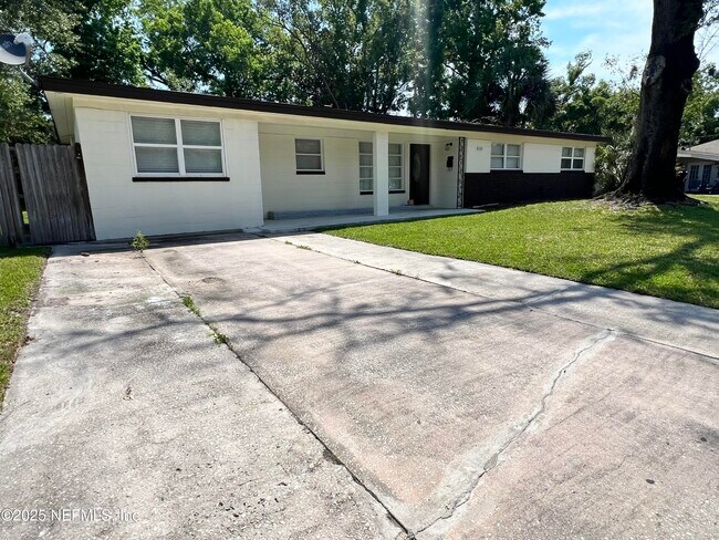 Building Photo - 8105 Santillo Dr