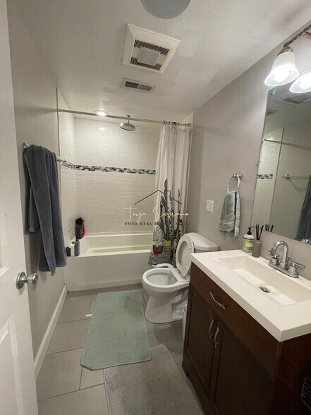 bathroom 2 - 723 Parker St