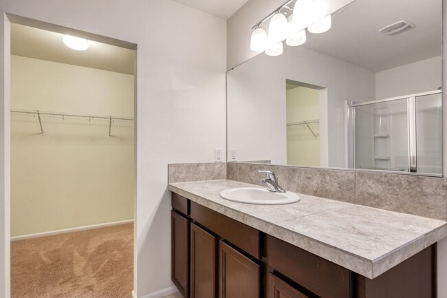 Building Photo - MOVE IN READY! 4 bed plus den - easy I-5 a...