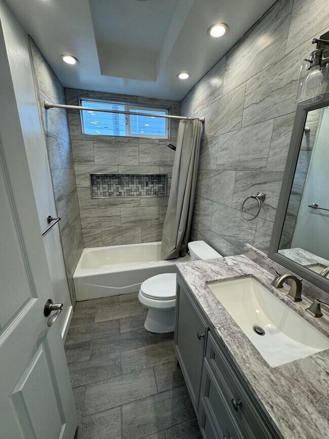 Building Photo - Spacious 7-bedroom, 4-bath single-family residence in Ewa Beach