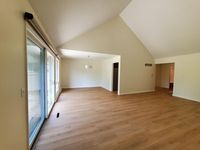 Building Photo - 2333 Cumberland Ct