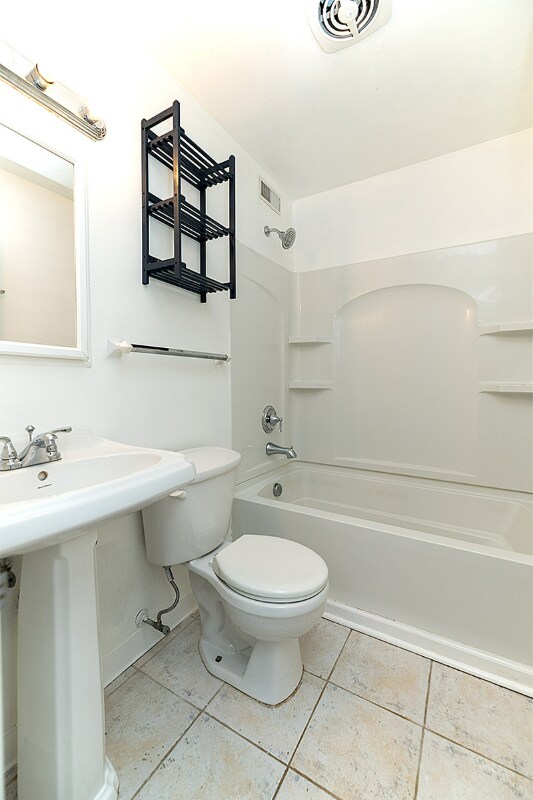 Building Photo - 4682 Huron Hill Dr