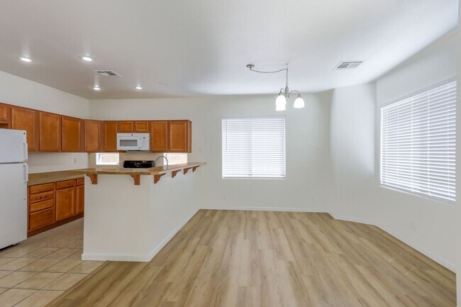 Building Photo - 3 Bedroom And Loft Southwest Gated Communi...