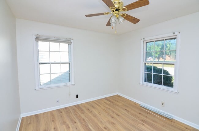 Building Photo - Quaint Charlotte Park Home